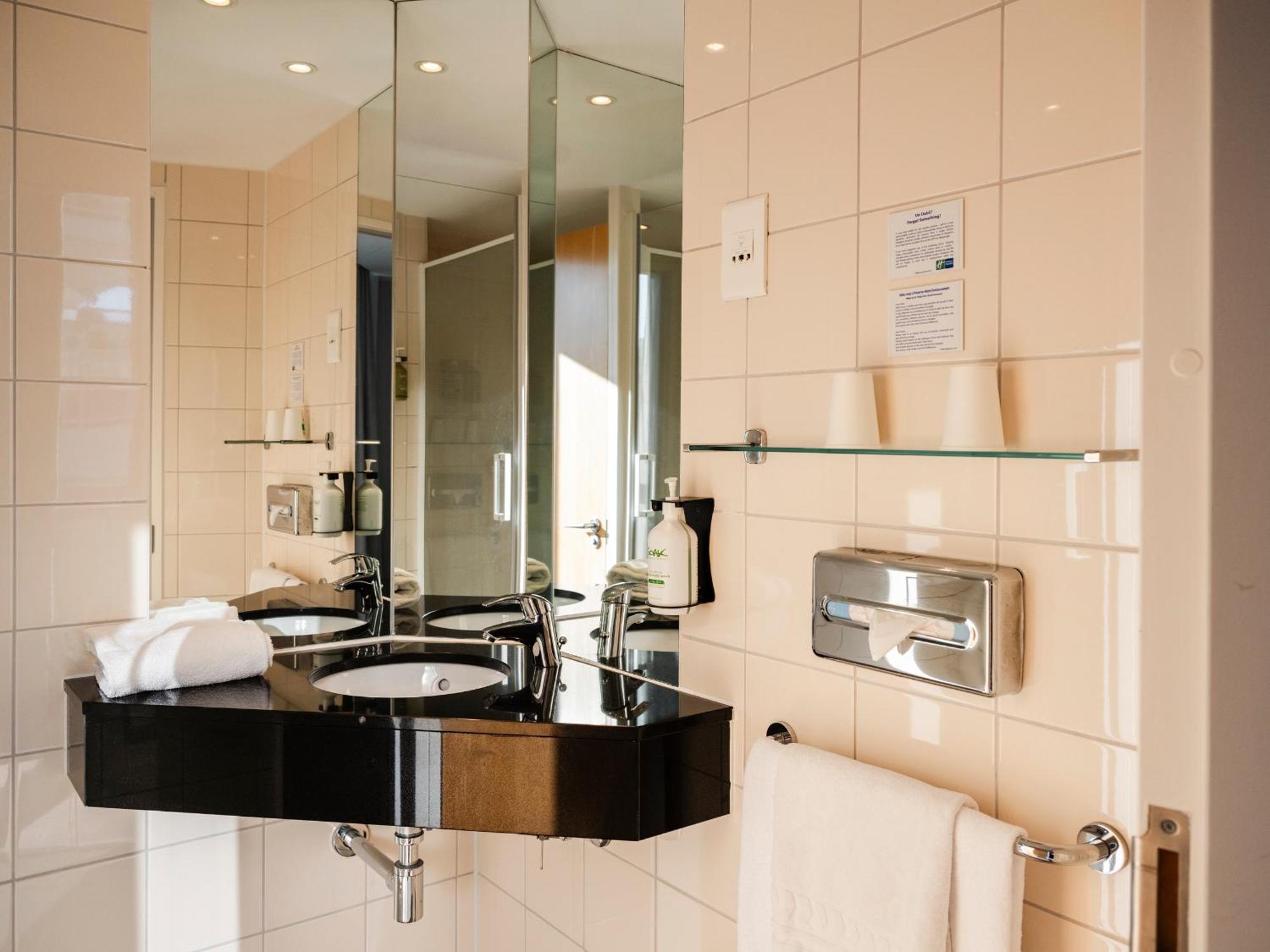 Holiday Inn Express Saint-Nazaire By Ihg Esterno foto